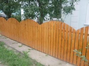 забор из деревянного штакетника фото
