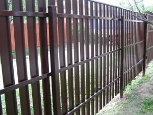 забор из металлического штакетника фото