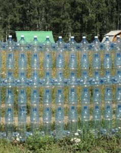 забор из пластиковых бутылок фото