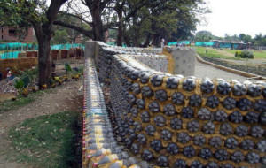 фото забор из пластиковых бутылок