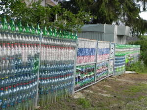 фото забор из пластиковых бутылок